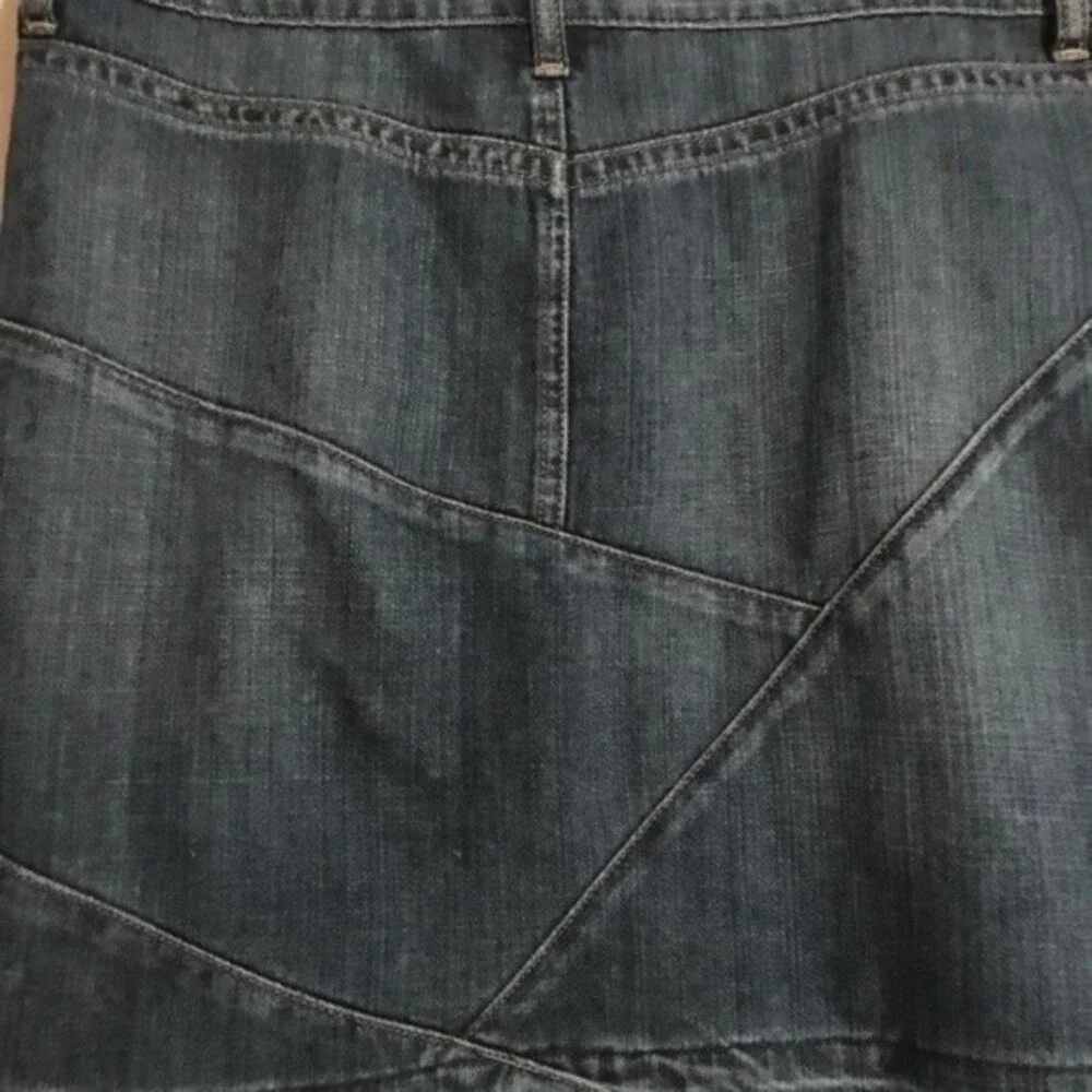NOIR Size 4 Blue Denim Jean Mini Skirt Asymmetrical Lines Raw Hem Zipper Button